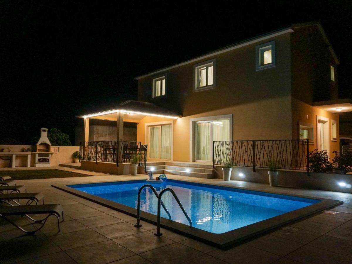 Holiday Home Villa Dora By Interhome Pula Exterior photo